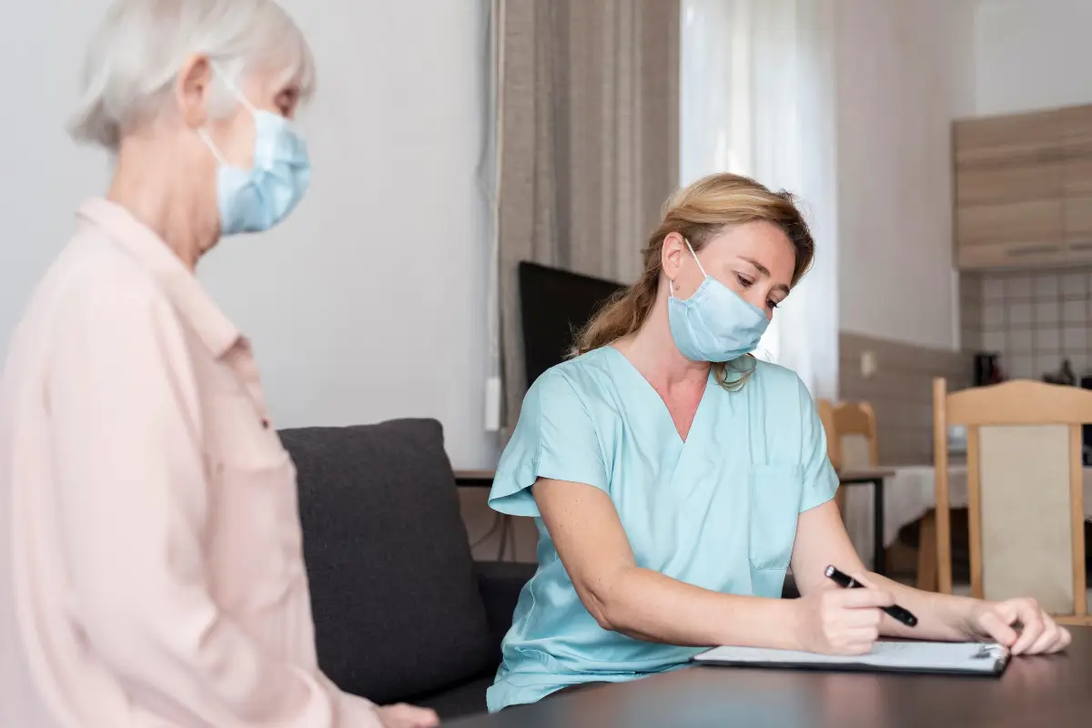 At home nurse in Toronto providing professional in-home nursing care, including medical support, recovery assistance, and elderly care at home.